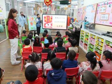 老師介紹正月十五是元宵節 