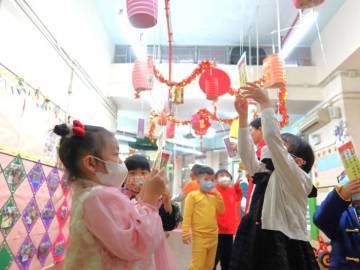 幼兒投入地猜燈謎 